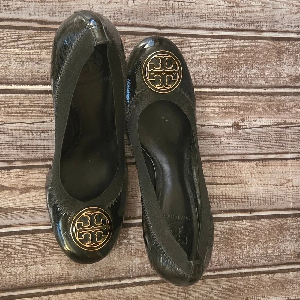 Sz 9 M Tory Burch Caroline Black Patent Leather Logo Medallion Pumps Shoes VGUC